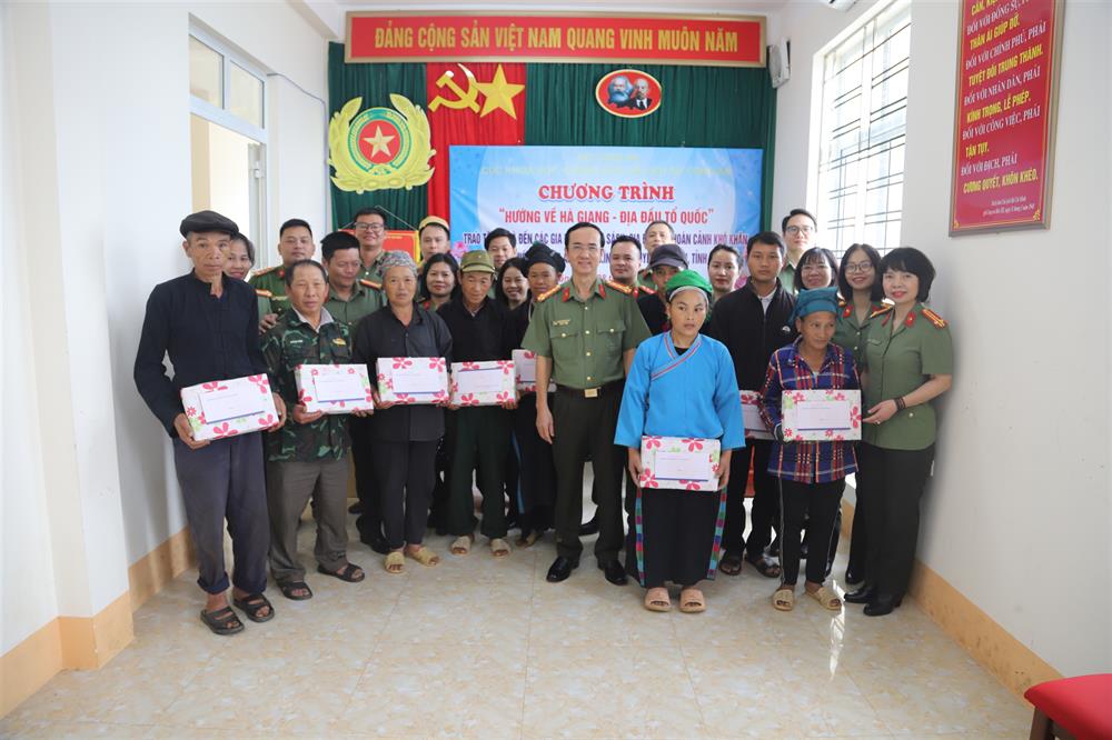 Đoàn tặng quà nhân dân và cán bộ Công an xã Xín Mần.