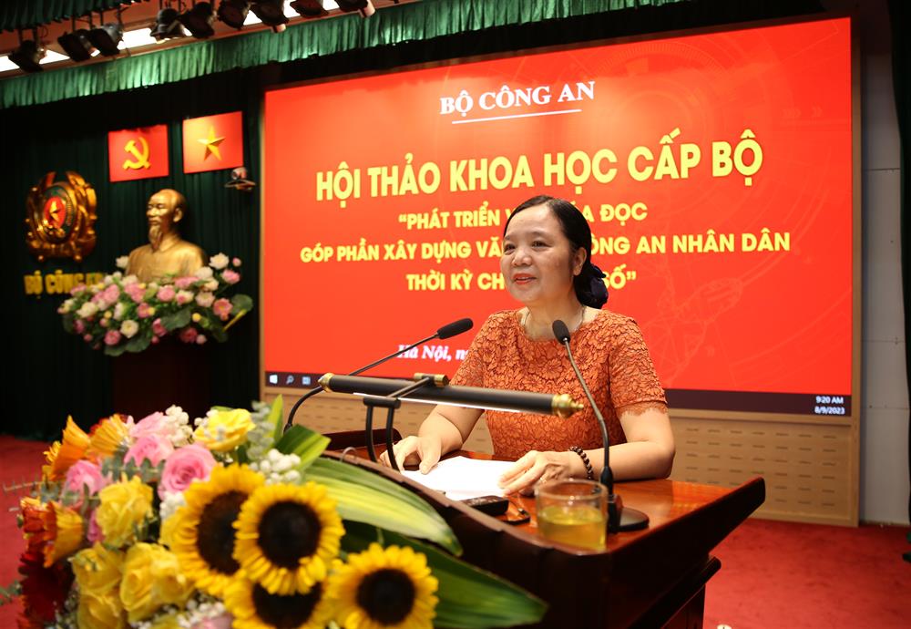 TS. Vũ Dương Thúy Ngà, Nguyên Vụ trưởng Vụ Thư viện, Bộ Văn hóa – Thể thao và Du lịch trình bày tham luận.