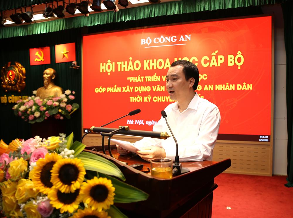 TS. Vũ Văn Tiến, Trưởng ban Tuyên giáo cơ quan Ủy ban Trung ương Mặt trận Tổ quốc Việt Nam trình bày tham luận.
