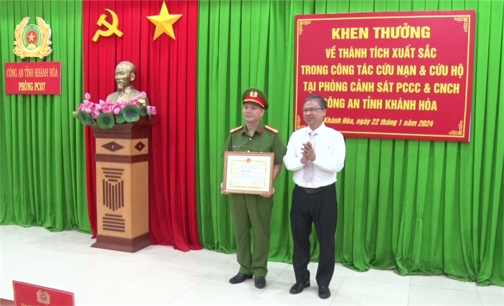 Phó Chủ tịch UBND tỉnh Khánh Hòa Trần Hòa Nam đã trao Bằng khen tặng tập thể Phòng Cảnh sát PCCC và CNCH và 04 cá nhân.