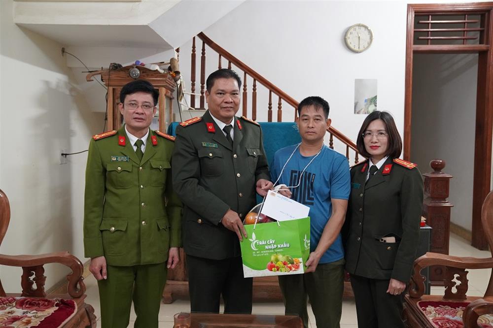 Đại tá Nguyễn Thành, Phó Giám đốc Công an tỉnh Hòa Bình thăm hỏi, động viên đồng chí Bùi Văn Thành, công an viên thị trấn Vụ Bản, huyện Lạc Sơn (Hòa Bình) bị thương khi làm nhiệm vụ.