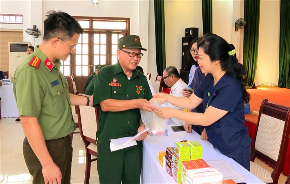 Tổ chức khám bệnh, cấp phát thuốc miễn phí.