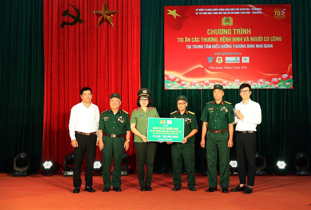 ãnh đạo Cục công tác Đảng và công tác chính trị và các đơn vị tặng quà cho Trung tâm và các thương, bệnh binh, người có công tại Trung tâm điều dưỡng thương binh Nho Quan.