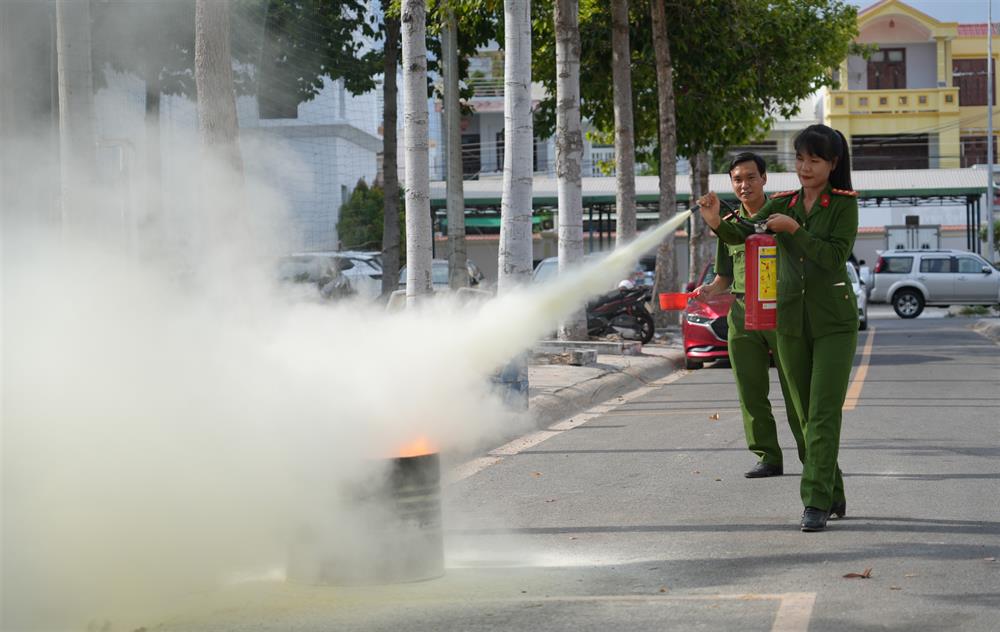 Cán bộ, công đoàn viên, người lao động tập huấn công tác PCCC.