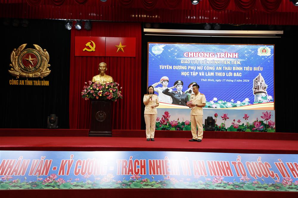 Các điển hình tiên tiến giao lưu tại chương trình.
