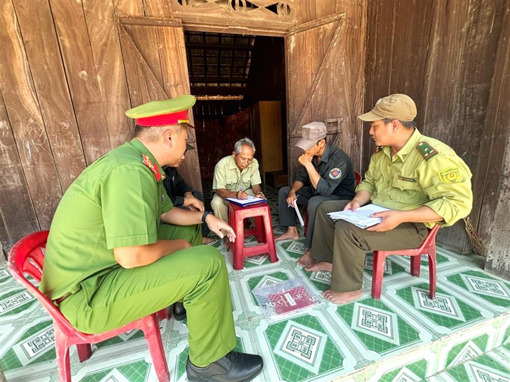 Các lực lượng phối hợp đến nhà dân tuyên truyền, cho ký cam kết đảm bảo an toàn PCCC trong quá trình đốt nương làm rẫy.