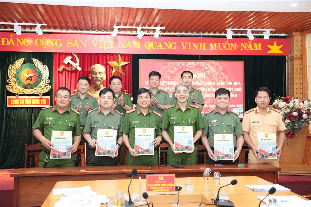 Đại diện lãnh đạo các đơn vị ký cam kết thực hiện phong trào thi đua.