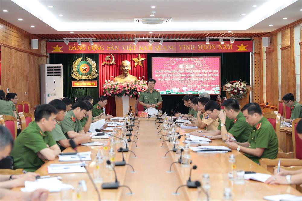 Đồng chí Giám đốc Công an tỉnh phát biểu tại hội nghị.