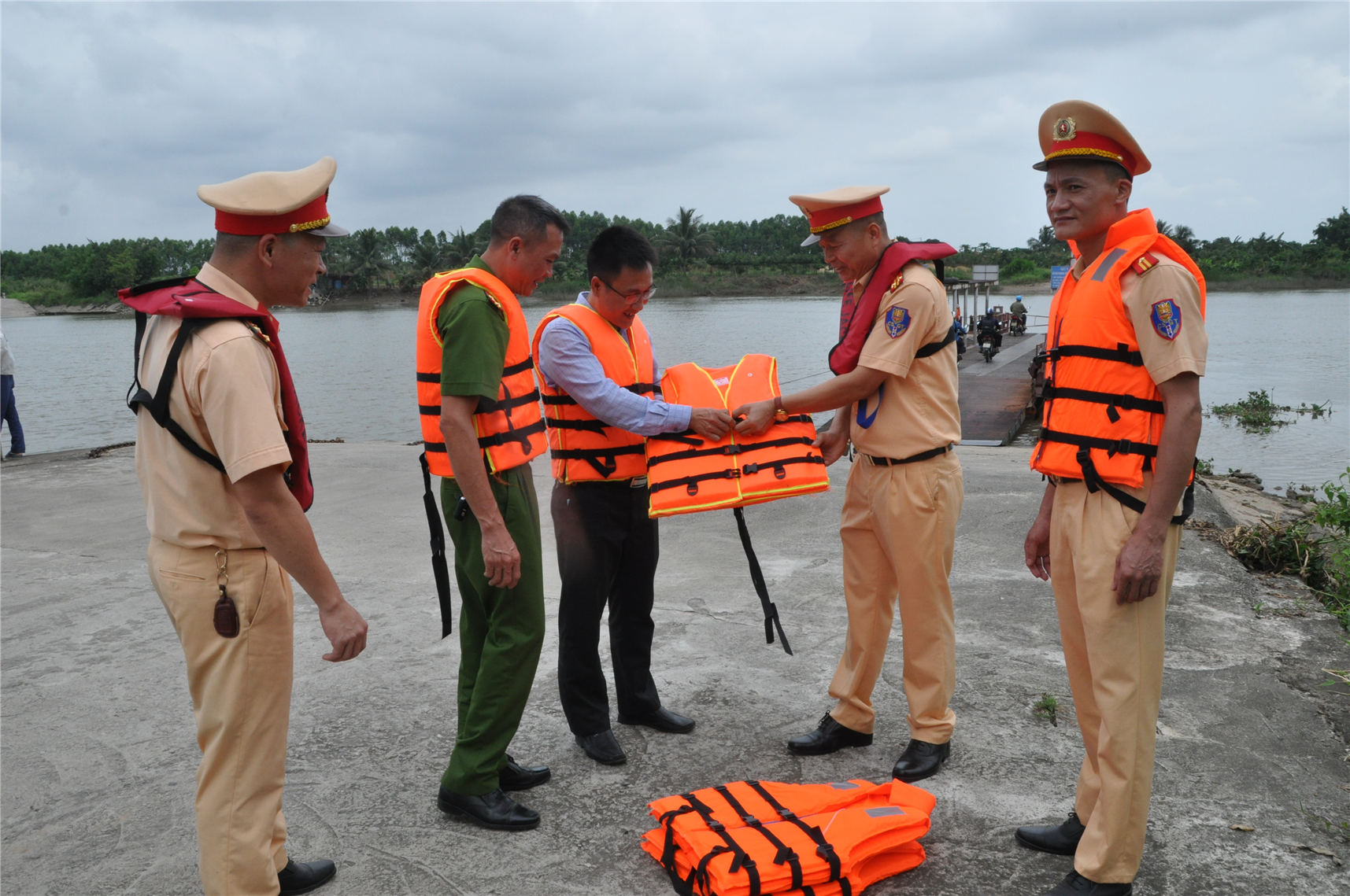 Lực lượng Cảnh sát giao thông đường thủy Công an tỉnh Hải Dương tặng áo, phao cứu sinh cho các phương tiện vận tải hành khách qua sông.