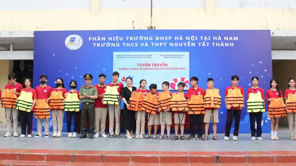 Ban Thanh niên và Ban Phụ nữ Công an tỉnh đã tặng áo phao cứu sinh cho các em học sinh của nhà trường.