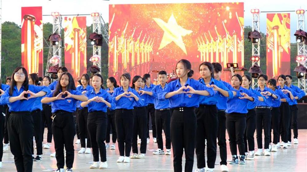 Thực hiện Di chúc của Chủ tịch Hồ Chí Minh, Đảng luôn quan tâm chăm lo, đào tạo và bồi dưỡng thế hệ trẻ, coi đây là lực lượng kế tục trung thành sự nghiệp cách mạng.