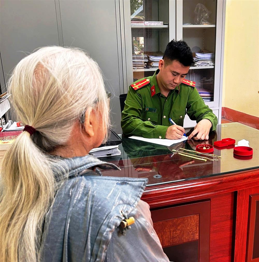 Cán bộ Công an phường Phúc Thành làm việc với cụ Th.