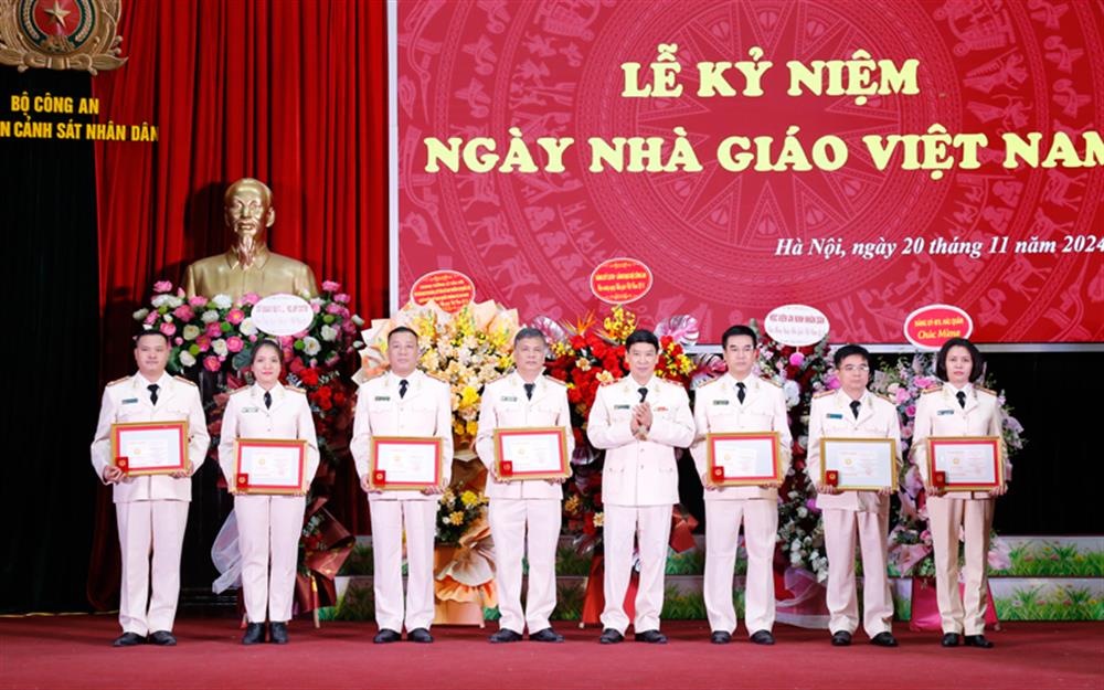 Thừa ủy quyền, Trung tướng Trần Minh Hưởng trao Kỷ niệm chương “Vì sự nghiệp giáo dục” của Bộ Giáo dục và Đào tạo tặng các cá nhân thuộc Học viện CSND.