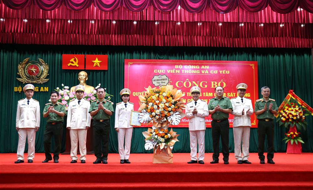Các đồng chí lãnh đạo Cục Viễn thông và cơ yếu tặng hoa chúc mừng Trung tâm.