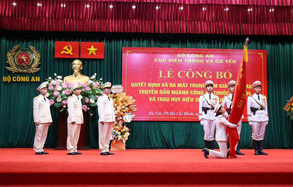 Thượng tá Lê Hải Yến, Giám đốc Trung tâm Giám sát mạng truyền dẫn ngành Công an cùng các đồng chí lãnh đạo Trung tâm thực hiện Nghi thức tuyên thệ.