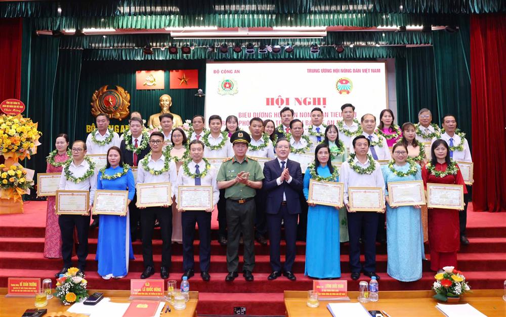 Thứ trưởng Lê Quốc Hùng và đồng chí Lương Quốc Đoàn trao Bằng khen tặng các tập thể, cá nhân tiêu biểu.