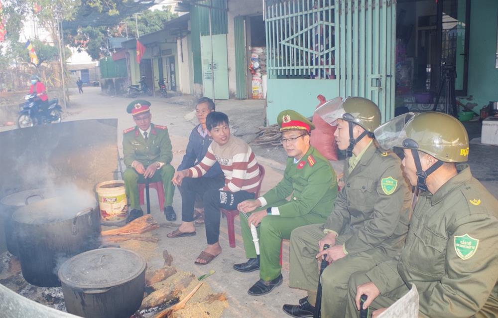 Lực lượng Công an xã và lực lượng bảo vệ an ninh, trật tự ở cơ sở tuần tra, kiểm soát, làm tốt công tác nắm tình hình địa bàn, đấu tranh phòng, chống tội phạm phục vụ người dân vui Xuân, đón Tết an toàn.