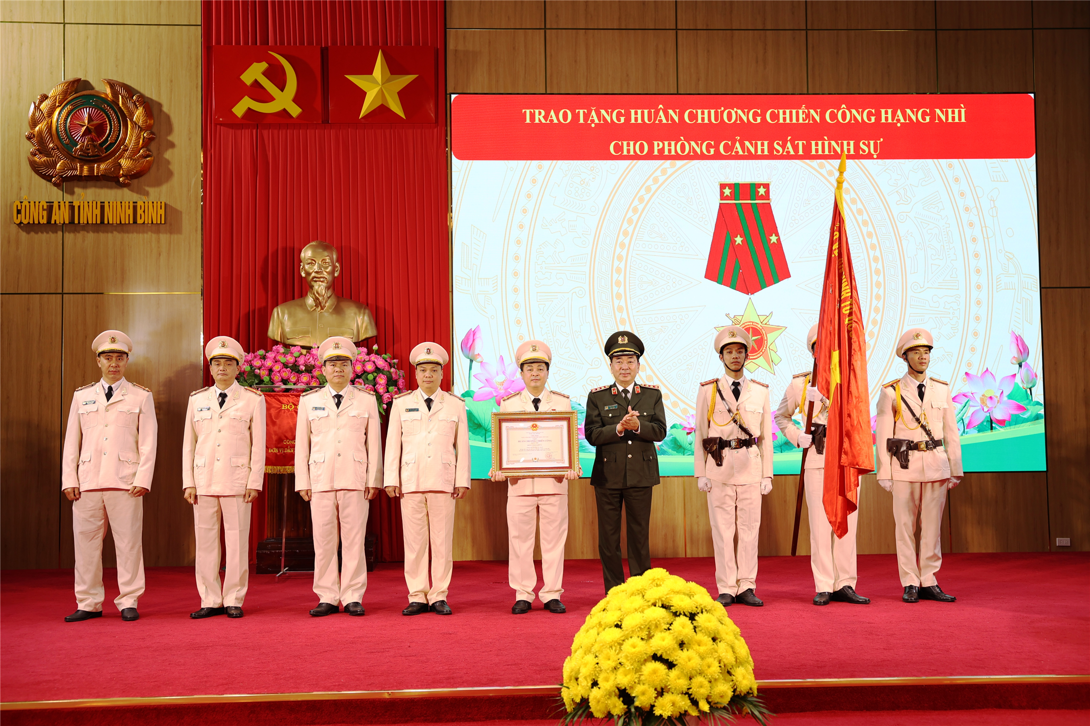 Thứ trưởng Bộ Công an trao Huân chương Chiến công hạng Nhì cho Phòng Cảnh sát hình sự Công an tỉnh.