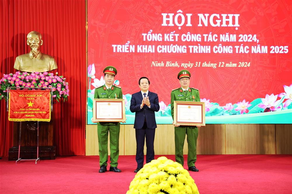 Đồng chí Phạm Quang Ngọc, Phó Bí thư Tỉnh ủy, Chủ tịch UBND tỉnh trao Huân chương Chiến công hạng Ba cho đồng chí Đại tá Tống Như Sơn, Phó Giám đốc Công an tỉnh và Huân chương Bảo vệ Tổ quốc hạng Ba cho đồng chí Thượng tá Trần Xuân Phú, Phó Giám đốc Công an tỉnh.