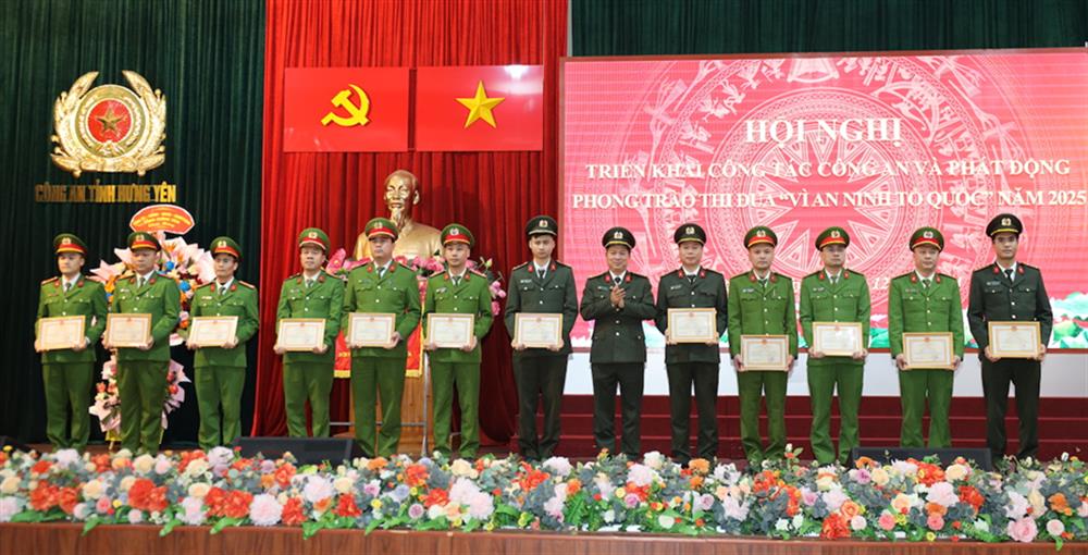Giám đốc Công an tỉnh Nguyễn Thanh Trường trao Giấy khen tặng các tập thể, cá nhân có thành tích xuất sắc trong những ngày đầu thực hiện cao điểm tấn công trấn áp tội phạm bảo vệ an ninh trật tự Tết nguyên đán 2025.
