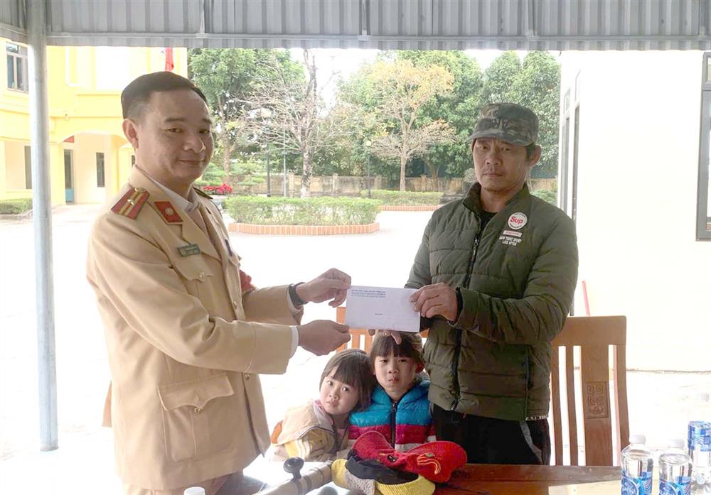 Trạm Cảnh sát giao thông Quảng Xương quyên góp, hỗ trợ gia đình anh Cường gần 8 triệu đồng.