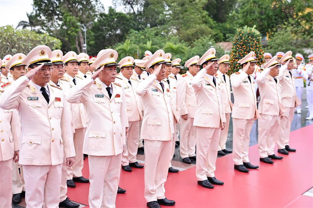 Đoàn đại biểu Đảng ủy Công an Trung ương, Bộ Công an đặt vòng hoa tưởng niệm các Anh hùng liệt sỹ tại Đài tưởng niệm các Anh hùng liệt sỹ.