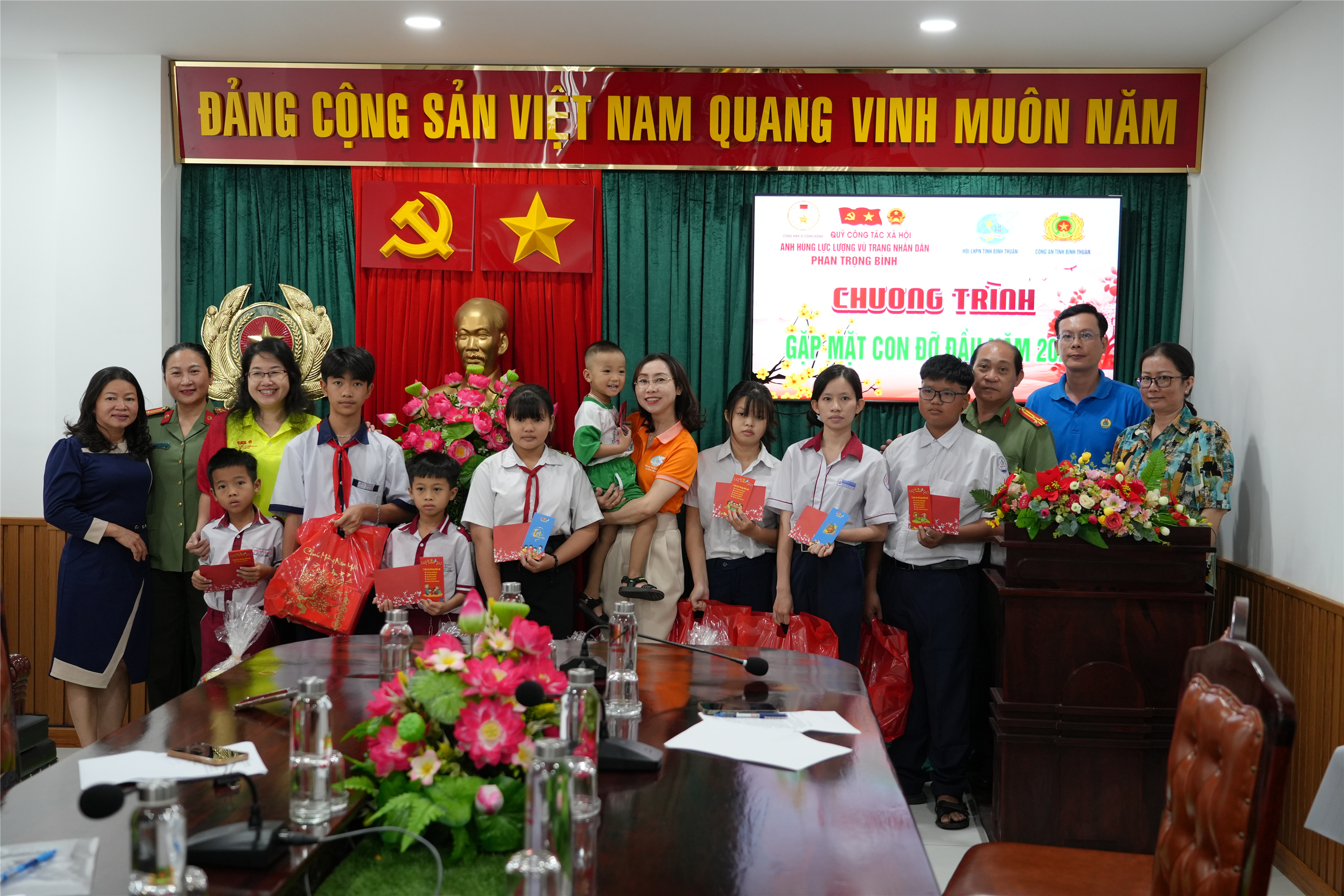 Tặng quà tết và trao kinh phí đỡ đầu năm 2025 cho trẻ em mồ côi do dịch Covid-19 trên địa bàn tỉnh.