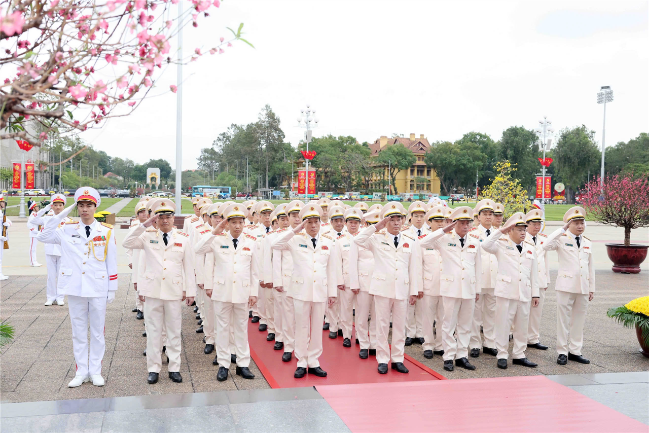 Đoàn đại biểu Đảng ủy Công an Trung ương, Bộ Công an đã đặt vòng hoa, vào Lăng viếng Chủ tịch Hồ Chí Minh.