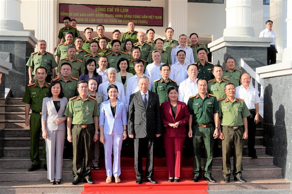 Tổng Bí thư Tô Lâm và các đại biểu chụp ảnh lưu niệm.