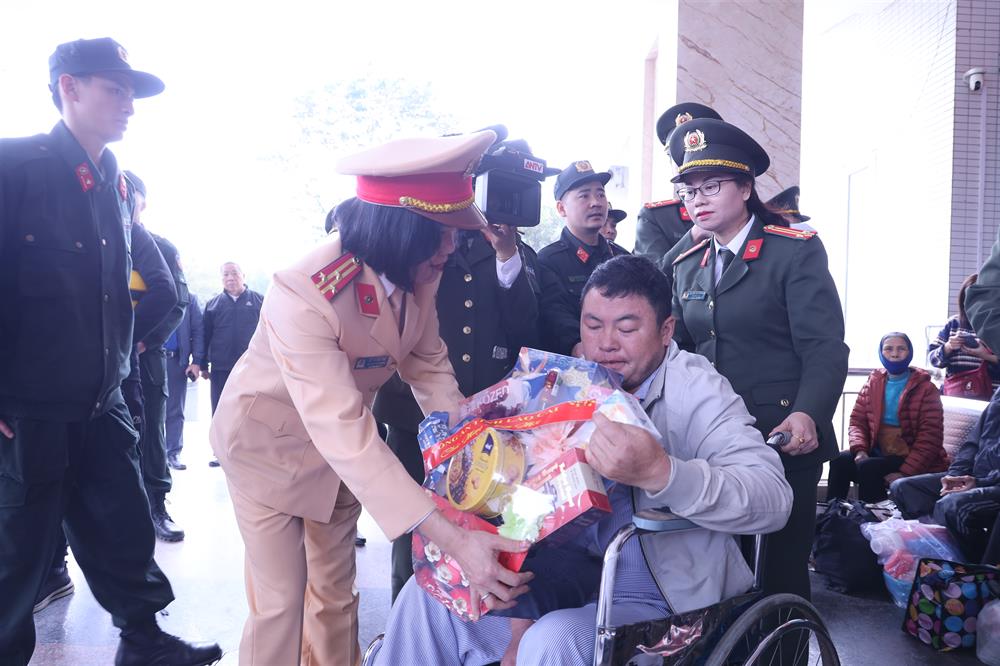 Công an tỉnh cũng đã trao những món quà Tết đến các bệnh nhân trước giờ khởi hành.