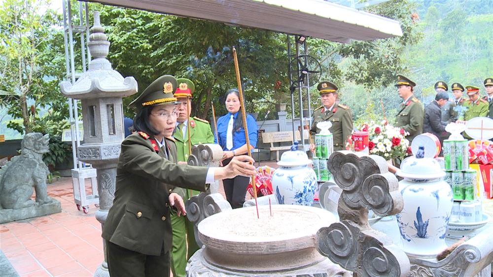 Đoàn tổ chức dâng hoa, dâng hương báo công tại nghĩa trang Vị Xuyên và Đài Hương 468 huyện Vị Xuyên.