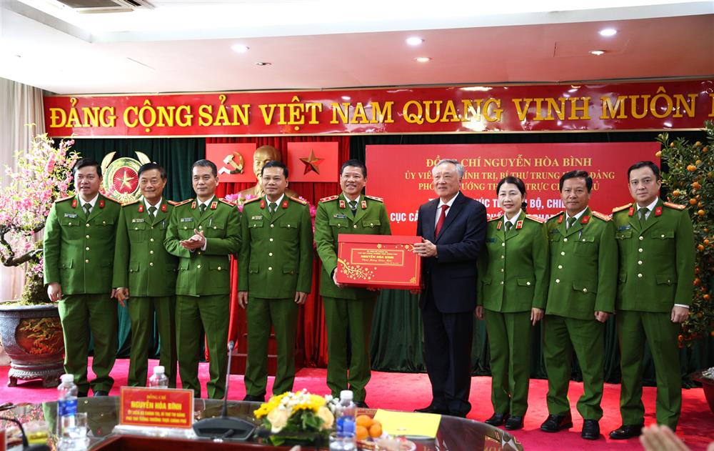 Phó Thủ tướng Thường trực Chính phủ Nguyễn Hòa Bình tặng quà Cục Cảnh sát PCTP về môi trường.