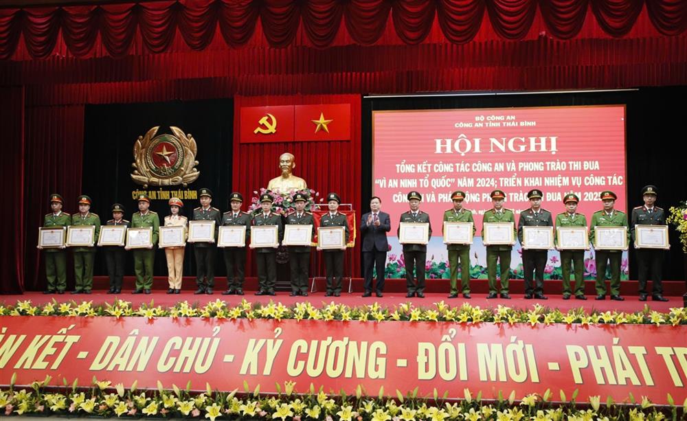 Bí thư Tỉnh ủy Nguyễn Khắc Thận trao Bằng khen của UBND tỉnh Thái Bình tặng các tập thể, cá nhân có thành tích xuất sắc.