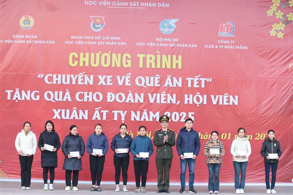 Tặng quà cho các đoàn viên, hội viên trước khi về quê ăn Tết.