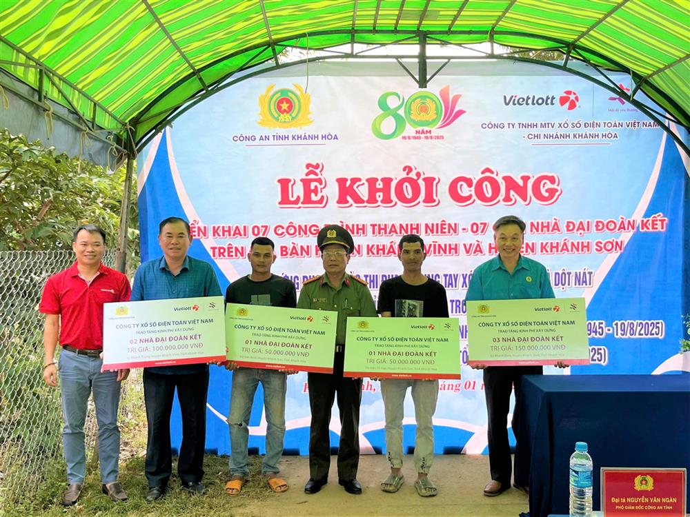 Các đơn vị trao bảng tượng trưng kinh phí cho các xã có gia đình được hỗ trợ xây dựng nhà tình nghĩa.