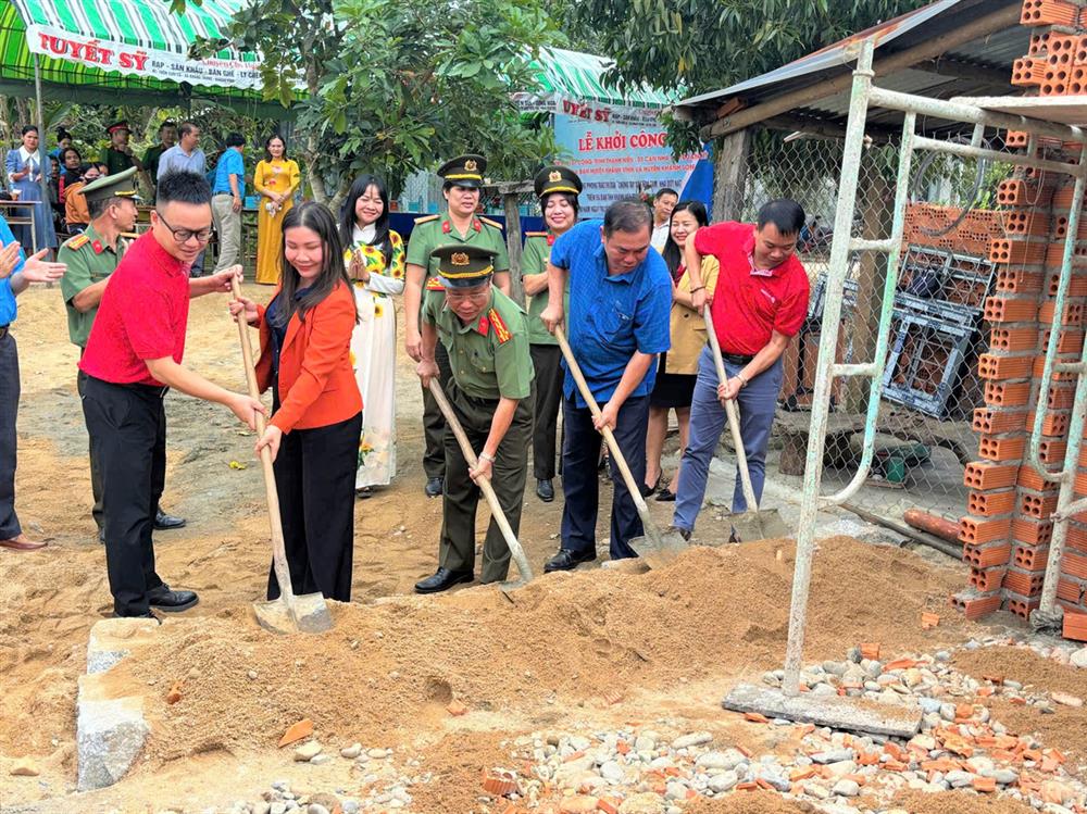 Các đại biểu thực hiện nghi thức khởi công triển khai xây dựng 7 căn nhà tình nghĩa cho hộ nghèo.