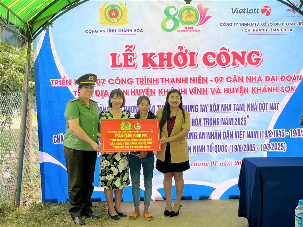 Đại diện Công an tỉnh Khánh Hòa và Huyện đoàn Khánh Vĩnh trao kinh phí hỗ trợ xây dựng nhà vệ sinh cho gia đình có hoàn cảnh khó khăn.