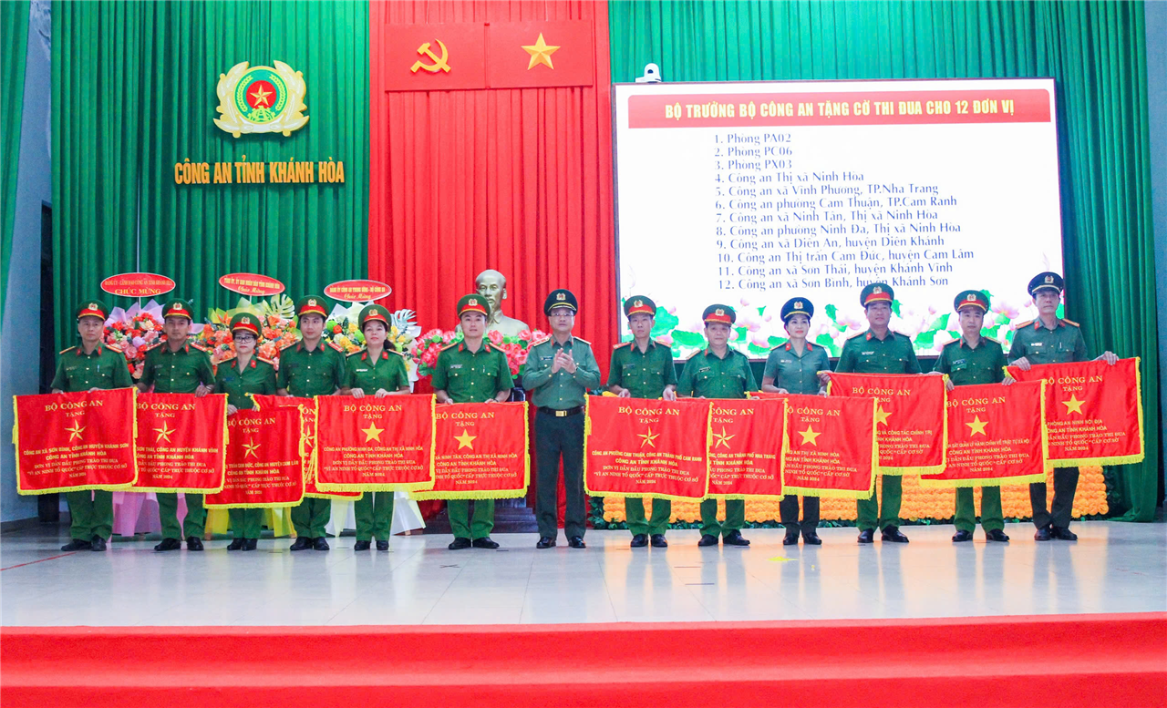 Trung tướng Phạm Thế Tùng, Thứ trưởng Bộ Công an tặng cờ thi đua của Bộ Công an cho 12 tập thể có thành tích xuất sắc trong phong trào thi đua Vì an ninh Tổ quốc năm 2024.
