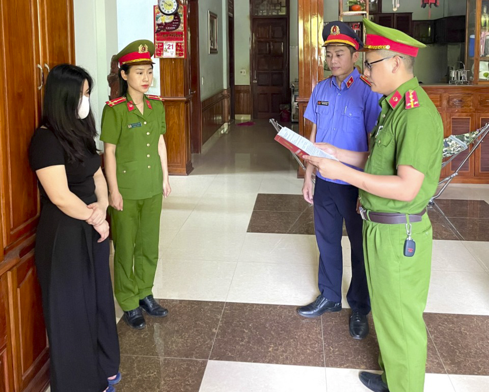 Tống đạt các quyết định khởi tố vụ án, khởi tố bị can và lệnh khám xét đối với Trần Thị Ng.