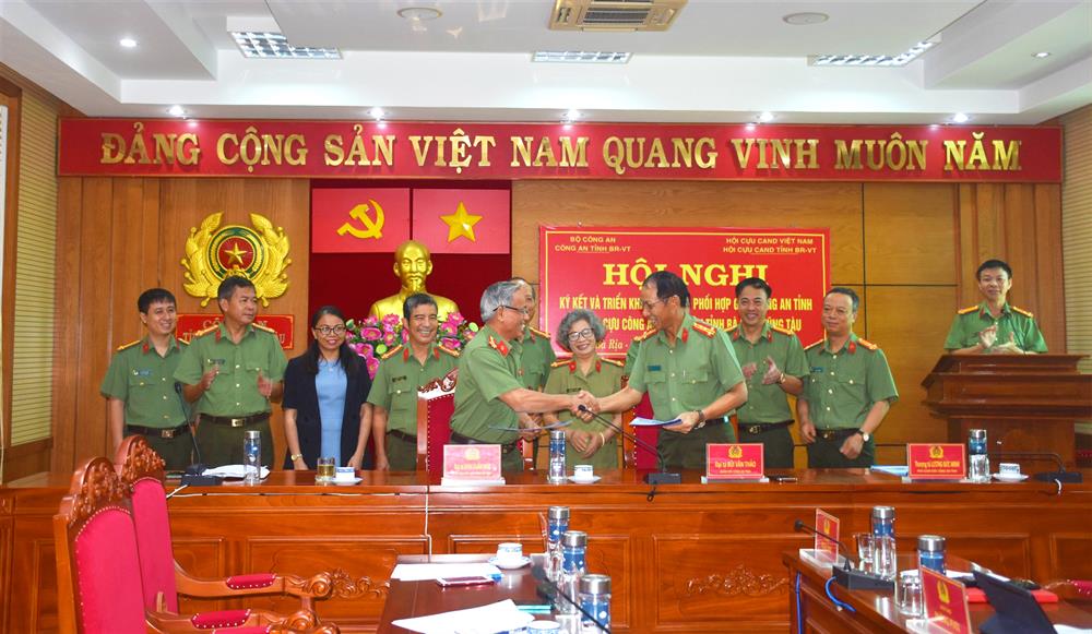 Đại tá Bùi Văn Thảo, Giám đốc Công an tỉnh Bà Rịa – Vũng Tàu và Đại tá Đinh Xuân Ngọ, Chủ tịch Hội Cựu CAND tỉnh ký kết kế hoạch phối hợp.
