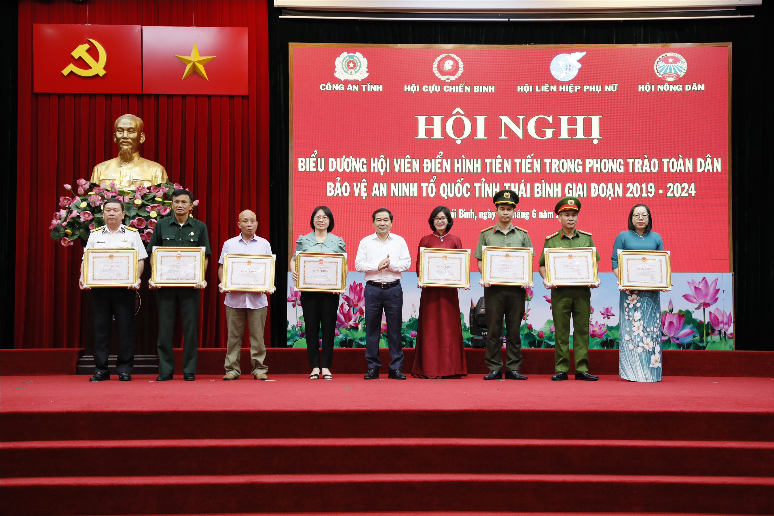 Đồng chí Nguyễn Tiến Thành – Phó Bí thư Thường trực Tỉnh ủy, Chủ tịch HĐND tỉnh trao thưởng cho các cá nhân có thành tích xuất sắc
