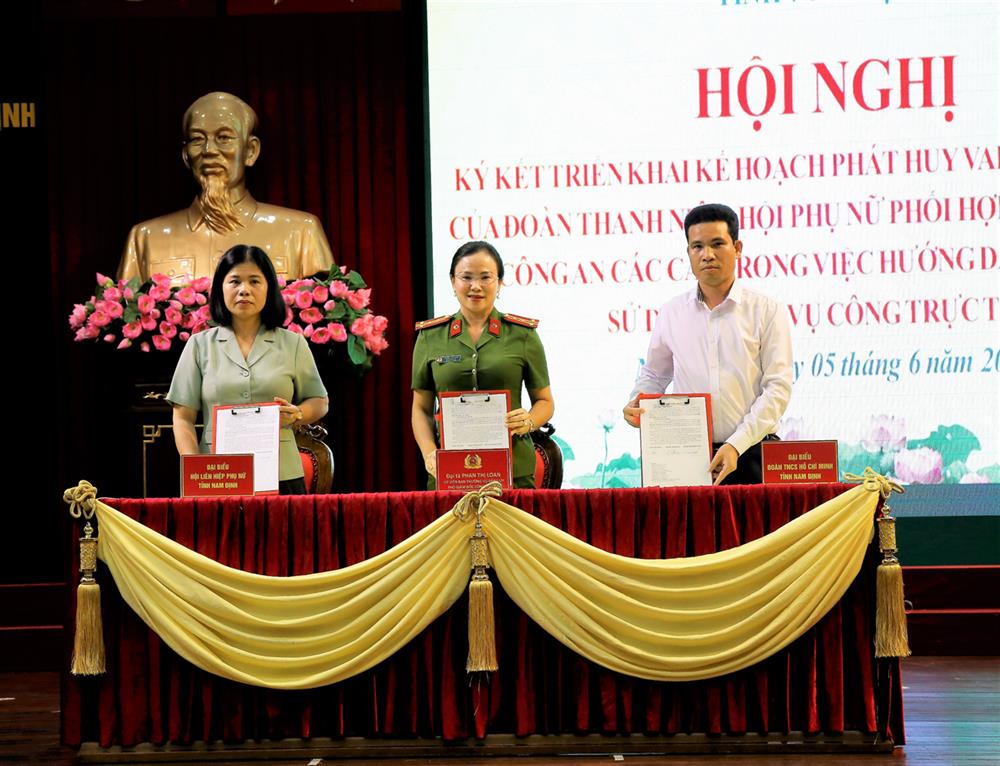 Lãnh đạo Công an tỉnh, Tỉnh đoàn, Hội Liên hiệp Phụ nữ tỉnh ký kết kế hoạch phối hợp triển khai hướng dẫn công dân sử dụng dịch vụ công trực tuyến.