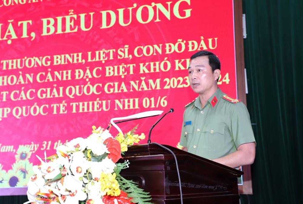 Đại tá Tô Anh Dũng, Giám đốc Công an tỉnh phát biểu tại buổi gặp mặt.