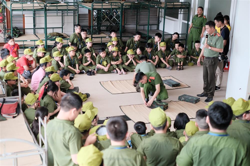 Các bạn nhỏ được hướng dẫn cách gấp chăn, màn cá nhân và sắp xếp trật tự nội vụ phòng ở.