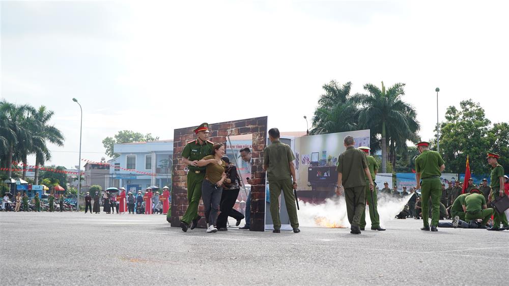 Một số hình ảnh diễu hành biểu dương lực lượng và diễn tập xư lý tình huống về ANTT.
