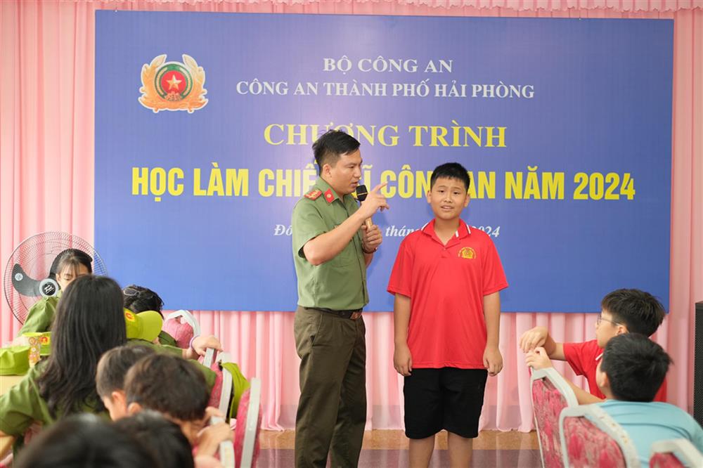 Một buổi học tập tìm hiểu về lịch sử truyền thống Công an nhân dân.