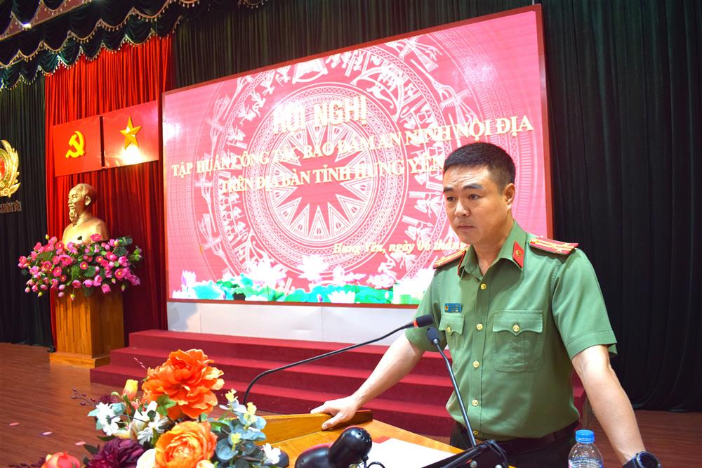 Đồng chí Phó Giám đốc Công an tỉnh phát biểu chỉ đạo tại hội nghị.