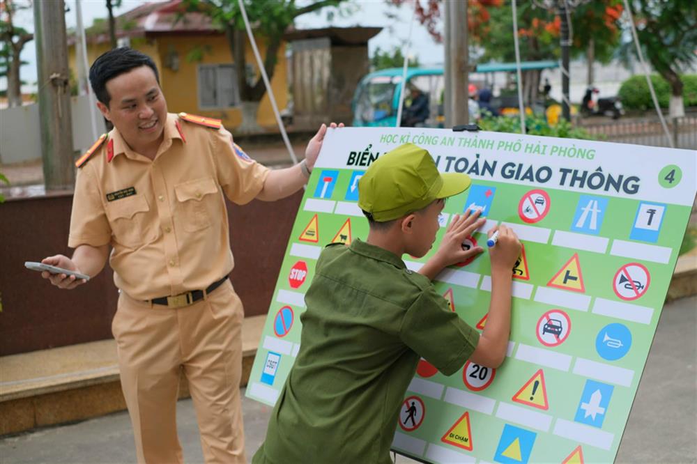 Buổi học về an toàn giao thông và kỹ năng thoát nạn khi kẹt lại trên phương tiện giao thông.