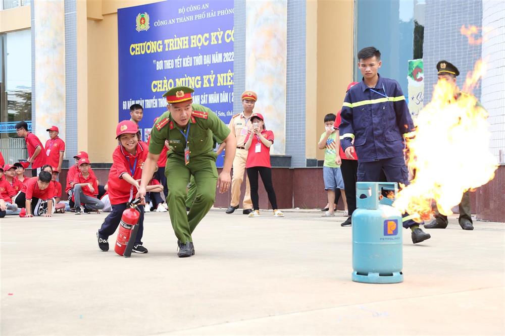 Các học viên được hướng dẫn và thực hành các kỹ năng phòng cháy, chữa cháy phù hợp với lứa tuổi.