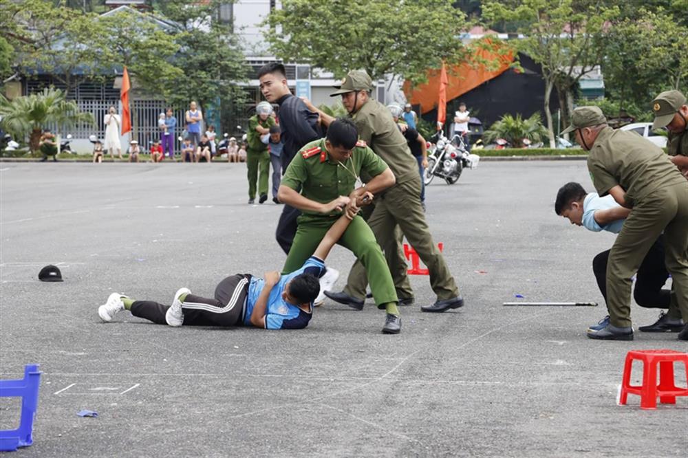 Diễn tập Xử lý phương án các đối tượng quá khích sử dụng hung khí.